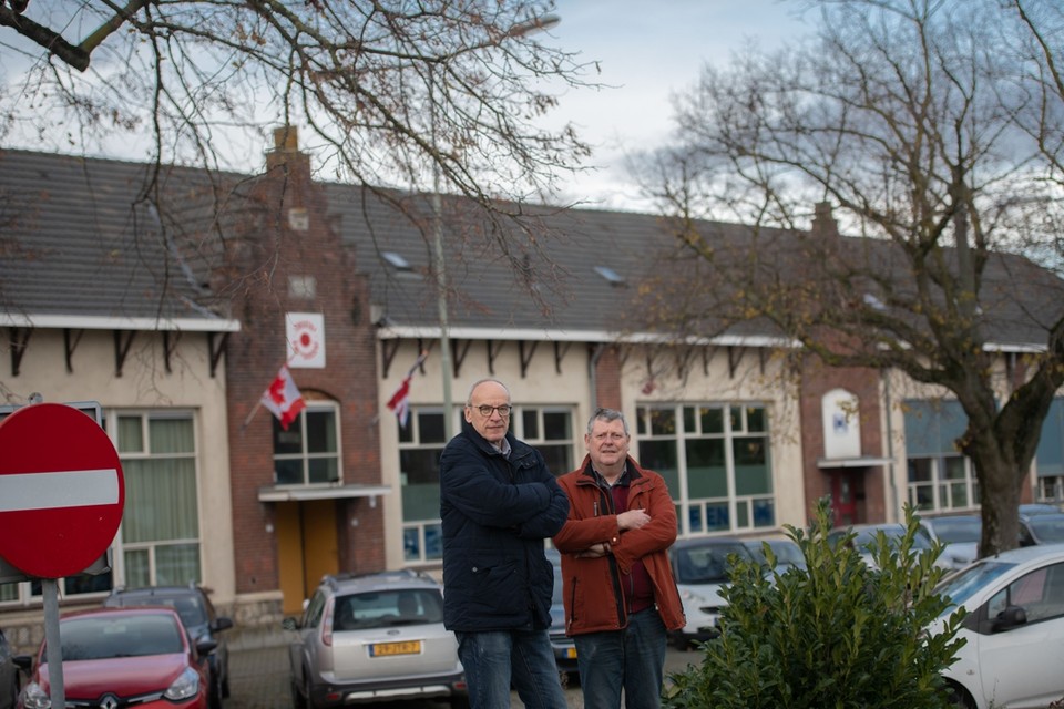 Jos Roes (links) en Ad Hoogenboom voor het pand waar Theater Karroessel en Heemkundevereniging Geleen in gehuisvest zijn. 