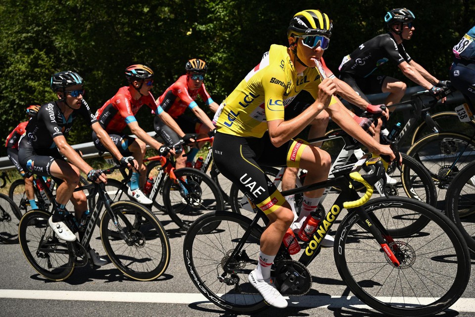 Tadej Pogacar, inmiddels uit de gele trui gereden, neemt een gelletje tijdens de Tour de France. 